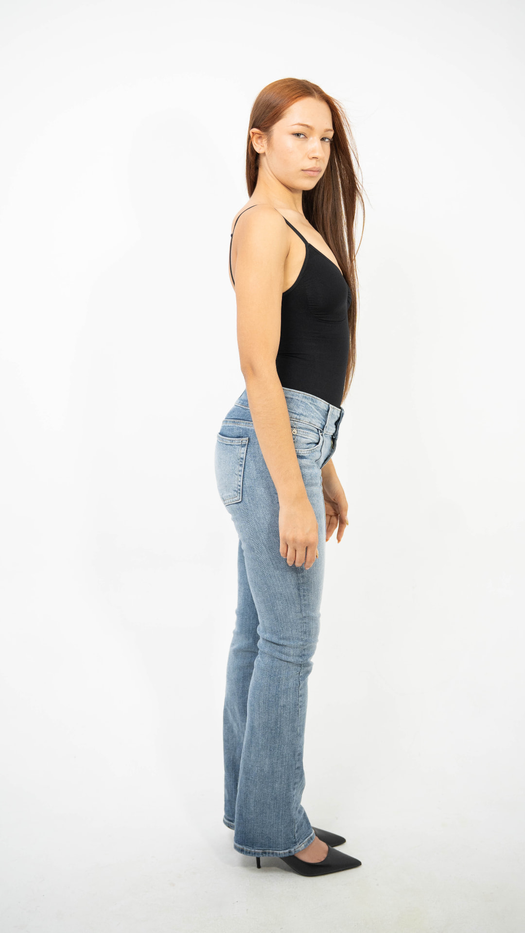 Ana India Mariscal Muñoz — PERFIL — FULL BODY