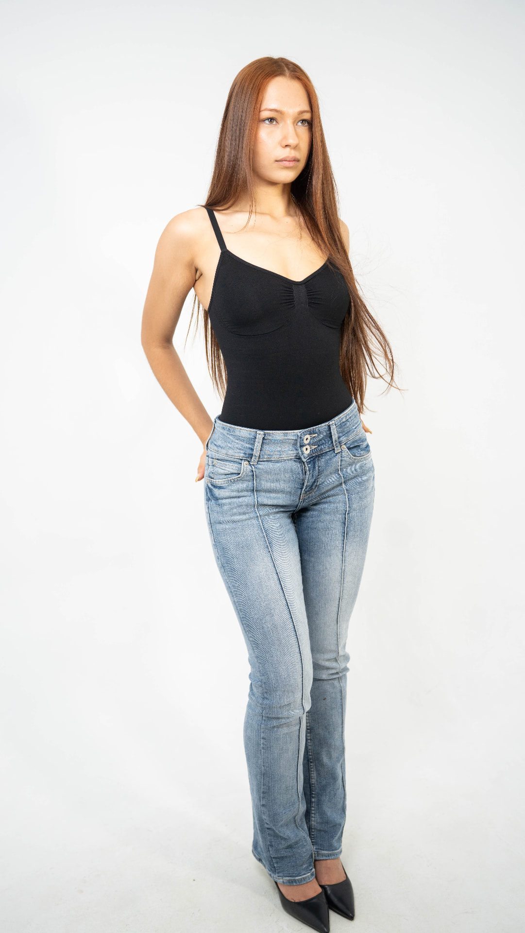 Ana India Mariscal Muñoz — 3/4 — FULL BODY